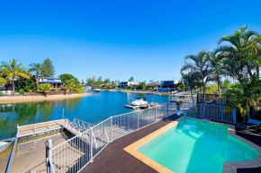 Sandy Shores - Large Family Retreat, Surfers Paradise